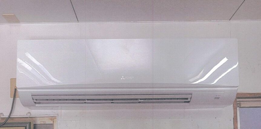 業務用エアコン壁掛形の施工写真